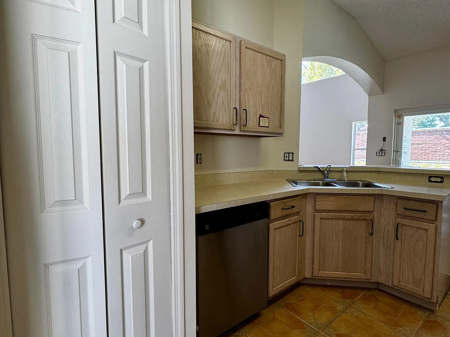 5 bed, 2272 sqft, $2,950 — Photo 2