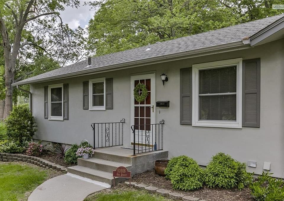 ATTRACTIVE LANDSCAPING CREATES INVITING ENTRANCE