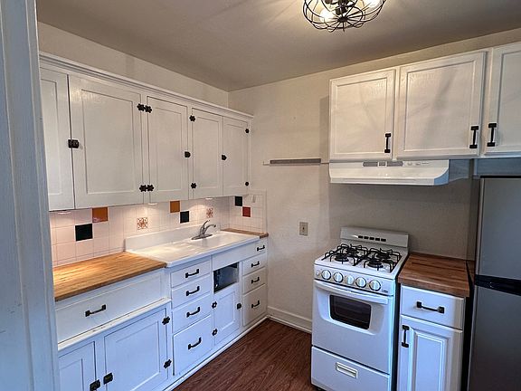 5th image of 915 Capitol Way S #5