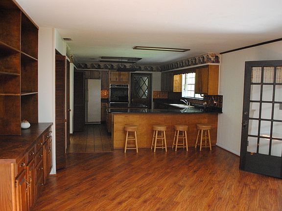3rd image of 159 NW Clubview Cir
