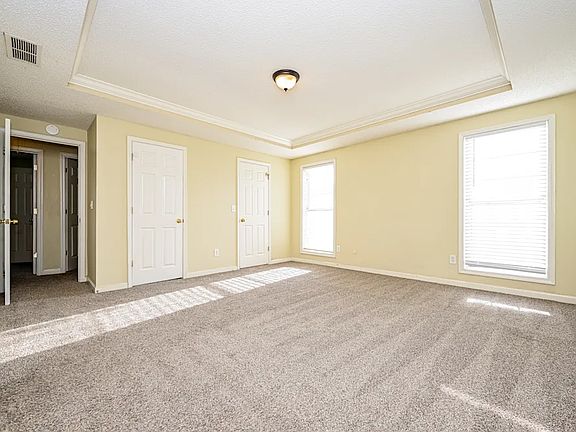 3rd image of 190 Windsor Cir