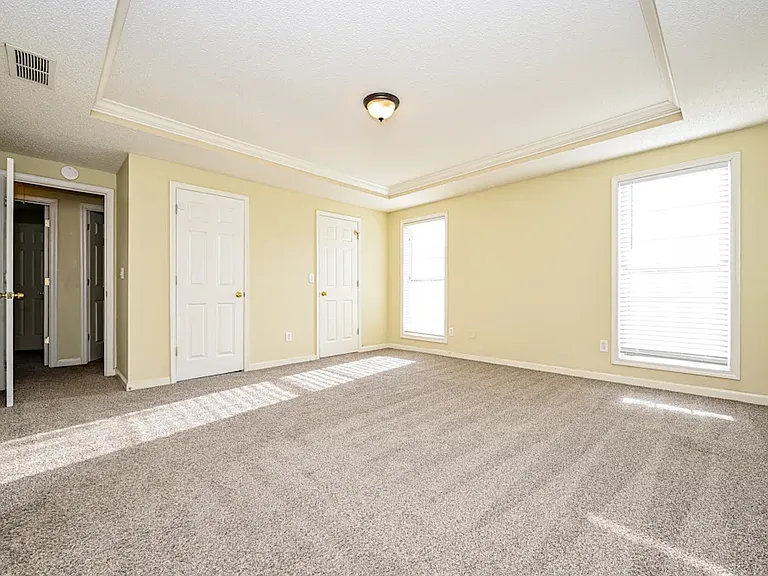 190 Windsor Cir — Photo 3