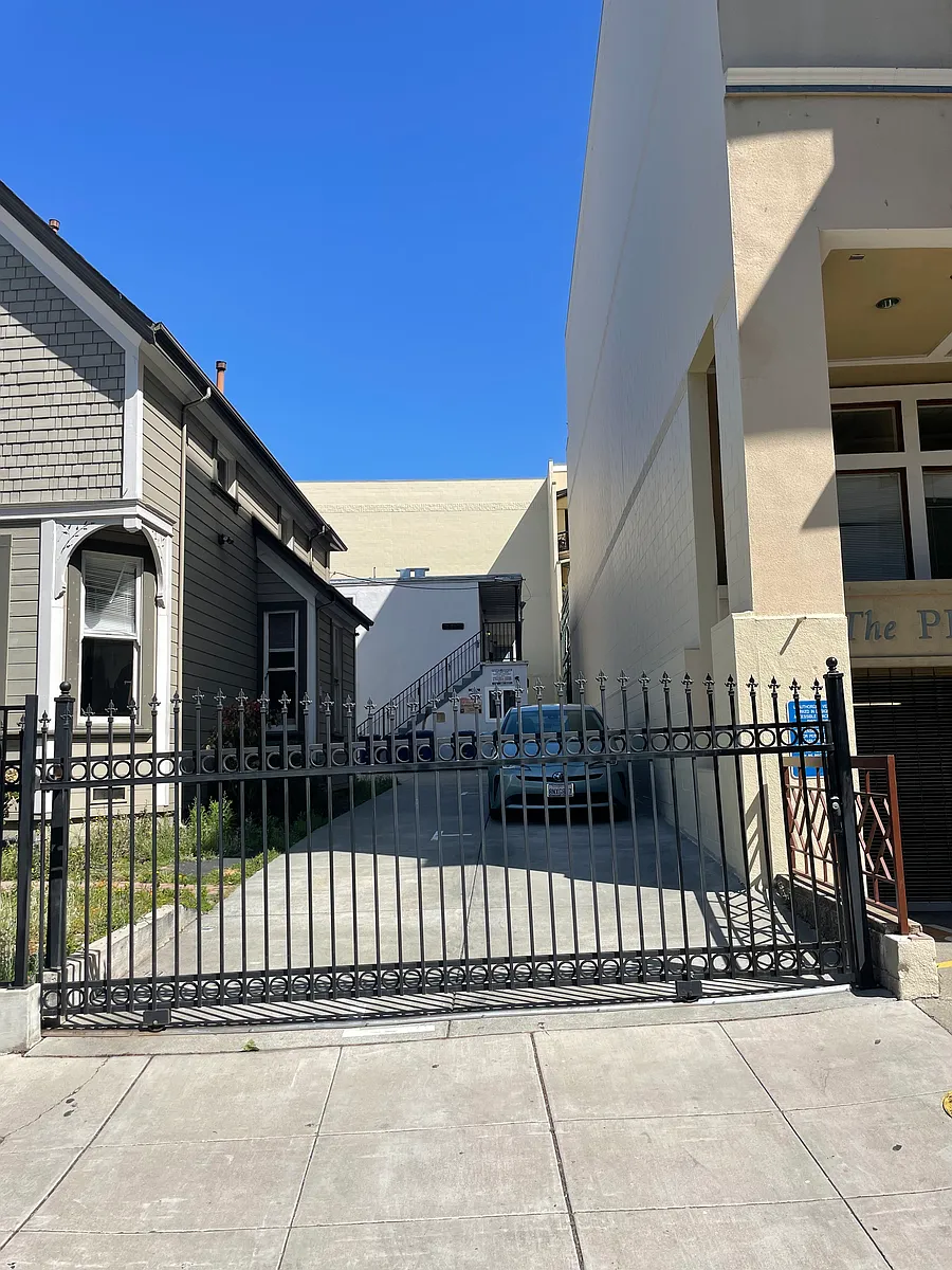Building Photo - 1915 1/2 Addison St