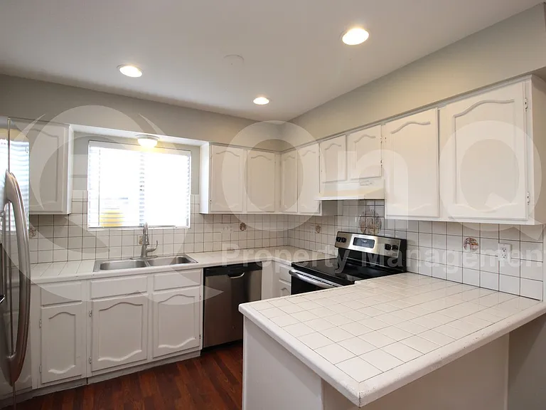 2522 E Don Carlos Ave — Photo 5