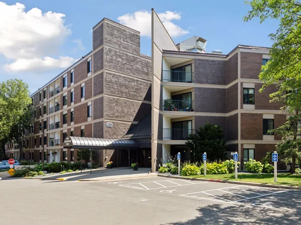 7220 York Ave S APT 413, Edina, MN 55435