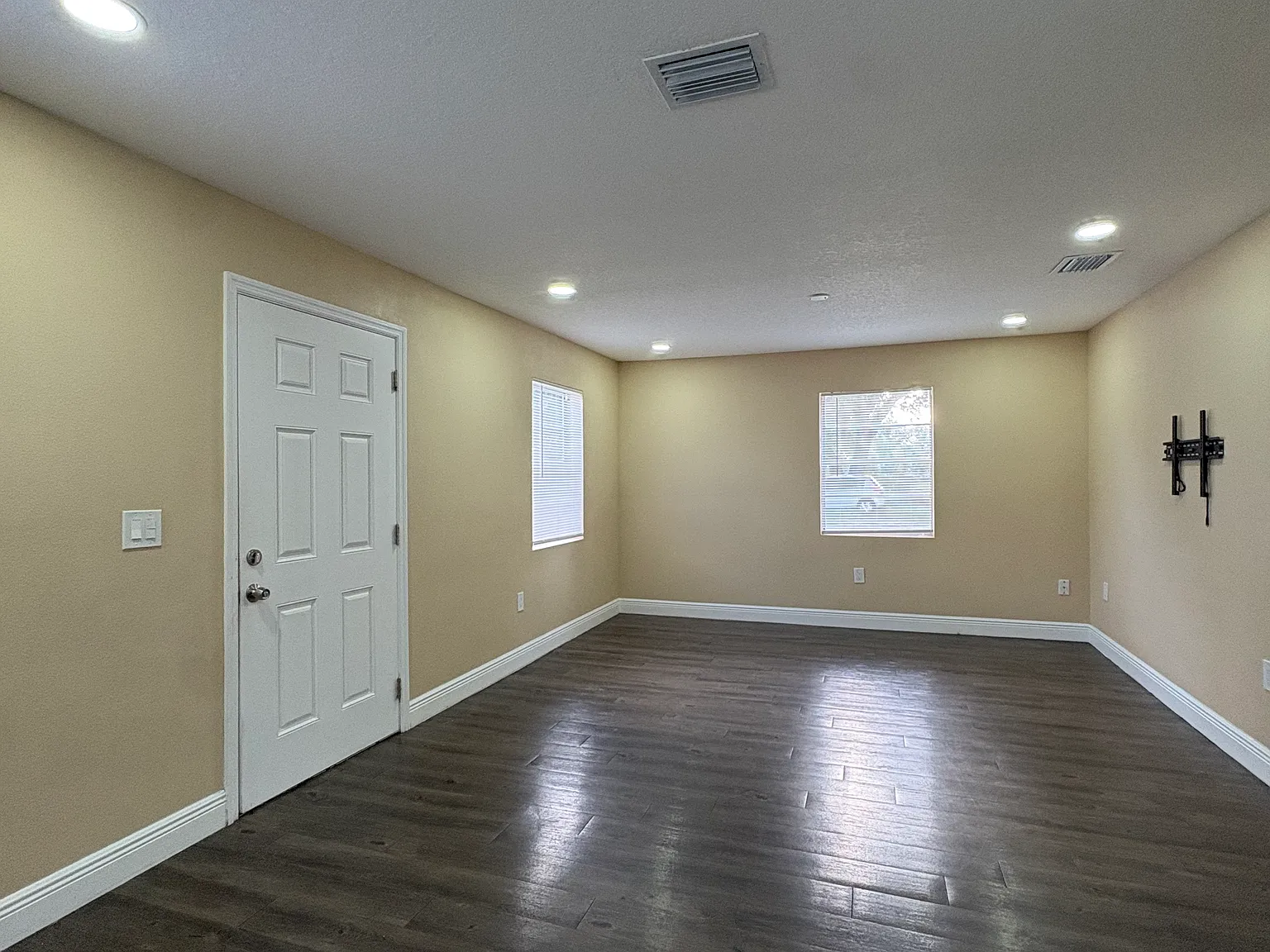3 bed, 1200 sqft, $2,100 — Photo 3
