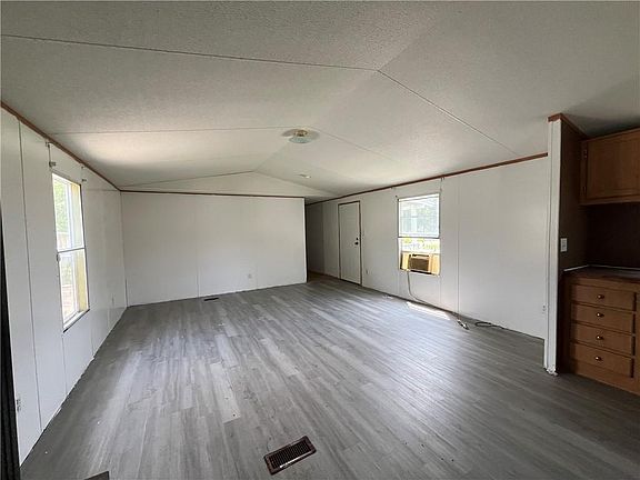 5th image of 901 S George Ave