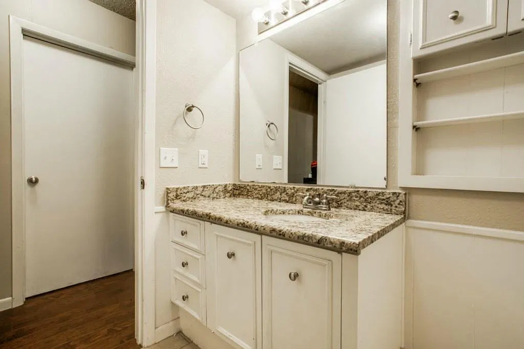 5 bed, 2498 sqft, $3,200 — Photo 2