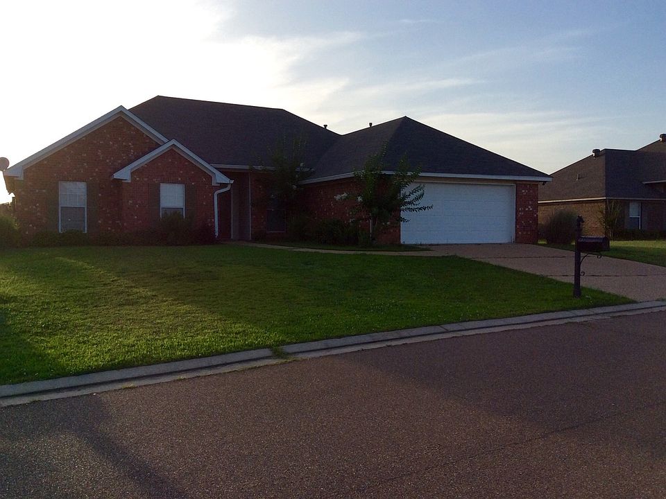 1st image of 702 Clubhouse Dr