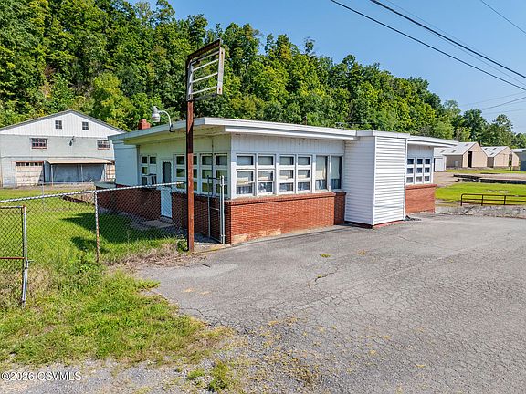 2nd image of 3825 Columbia Blvd #1