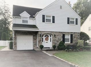 8 Huntington Rd, Garden City, NY 11530