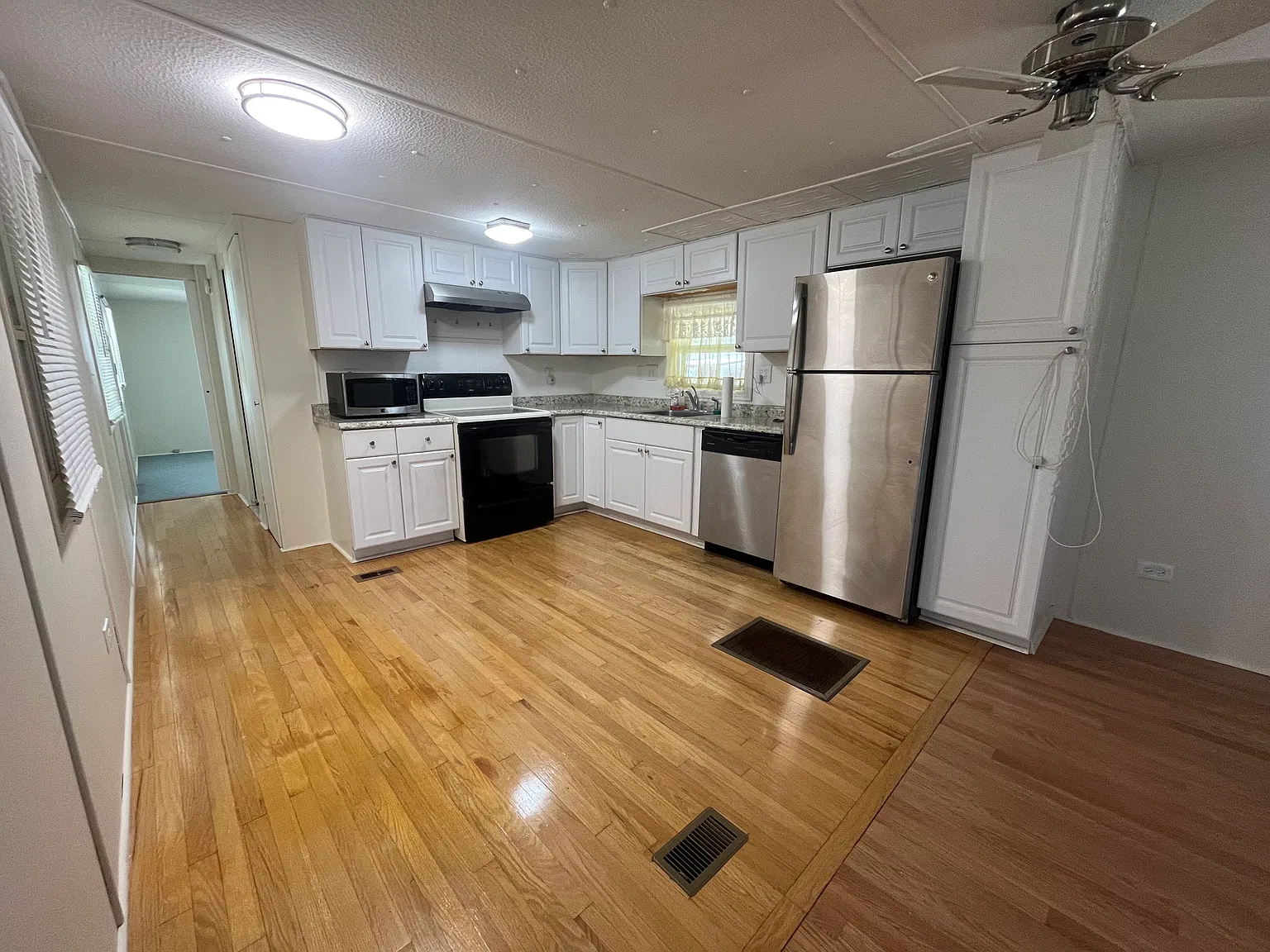 2 bed, 1.5 bath, 800 sqft, $1,300 — Photo 2