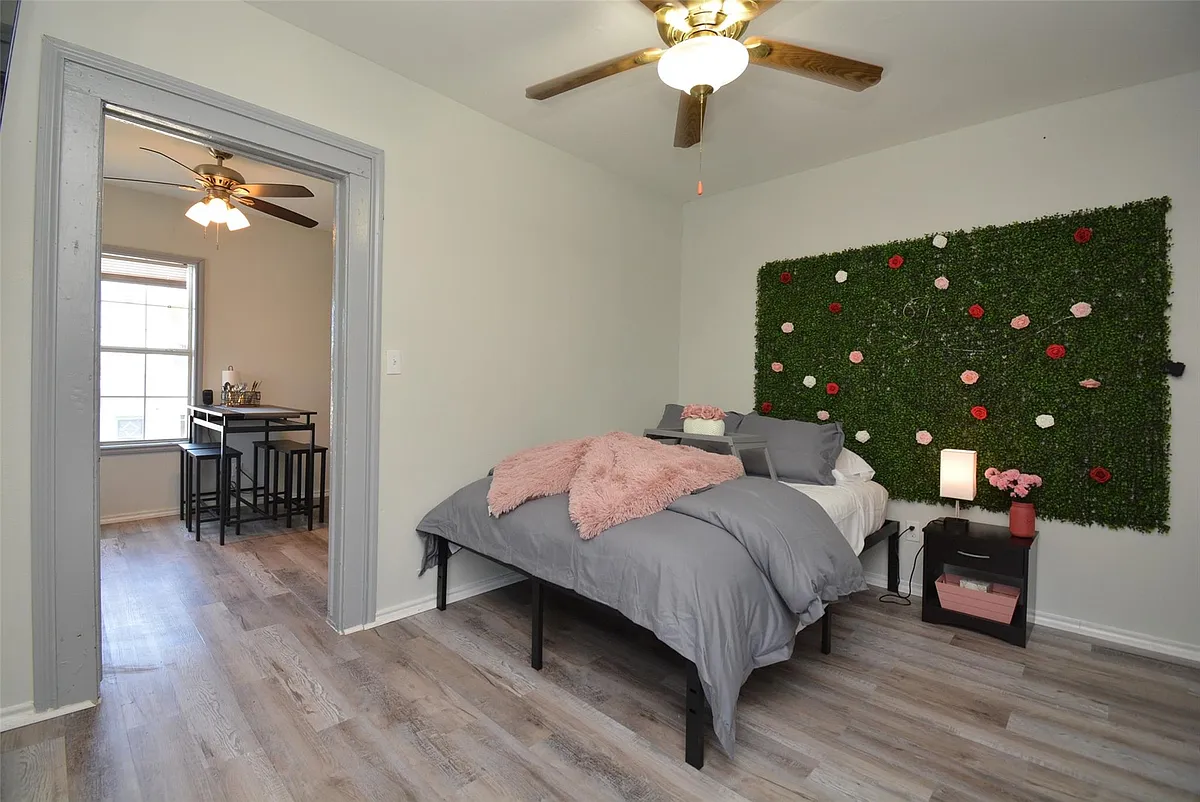 Photo 2 of 24 - 7124 Avenue F #8 - Houston, TX Building Photo - 7124 Avenue F #8