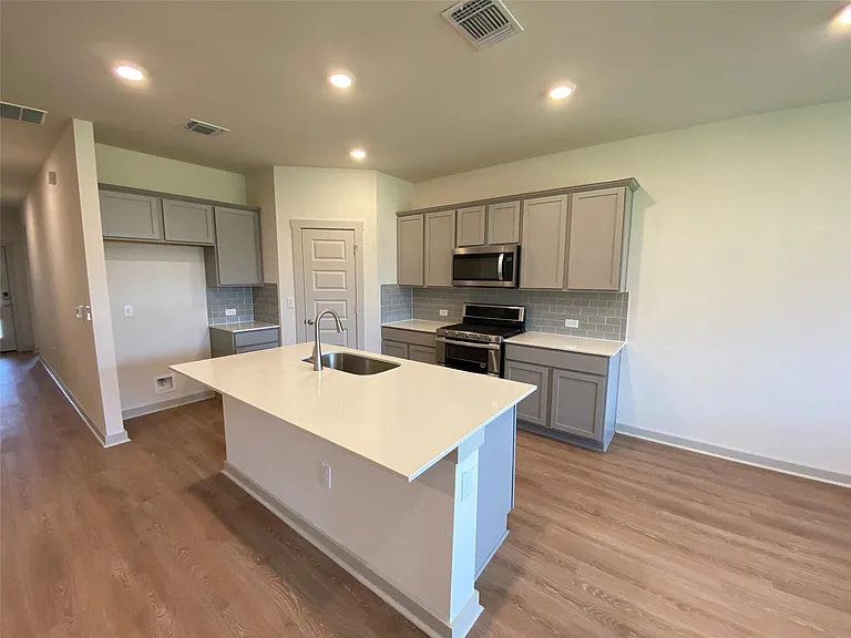 2205 Sisterdale Ln — Photo 4
