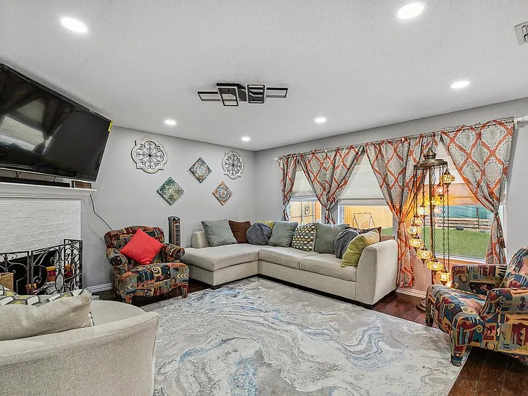 2453 Graystone Dr — Photo 3