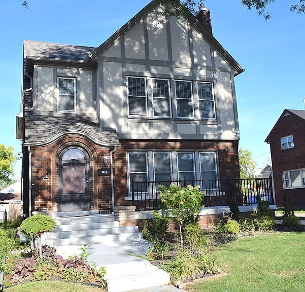 1652 Victoria Ave #UPPER — Photo 1