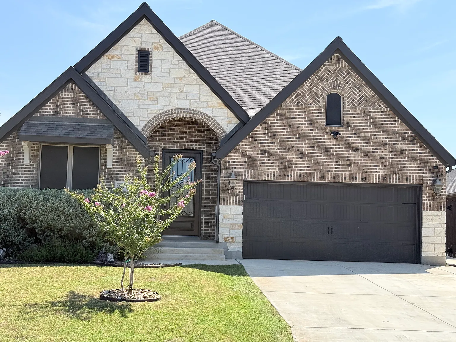 4 bed, 2054 sqft, $2,500 — Photo 1