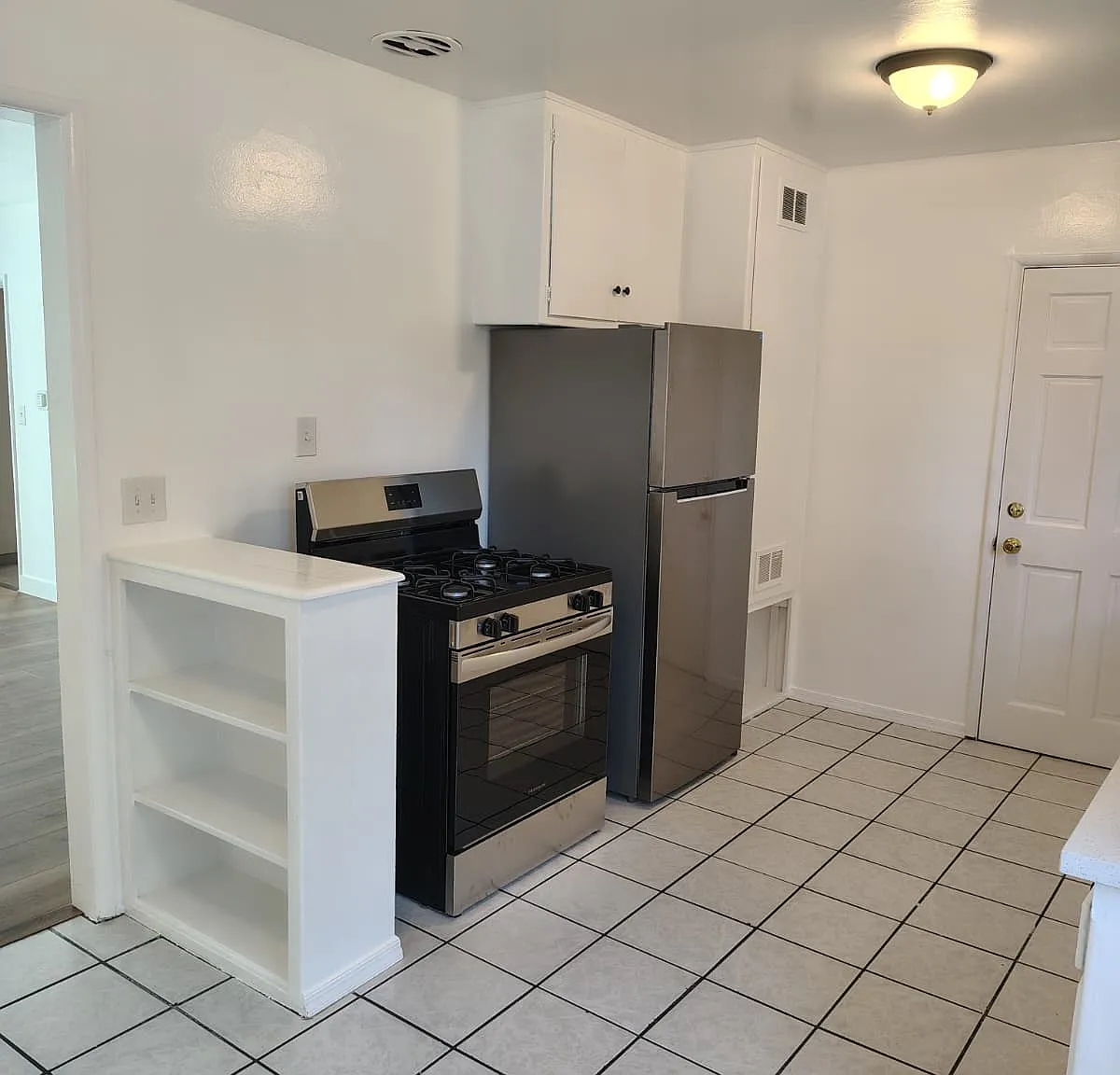 15531 Victory Blvd - #B — Photo 2
