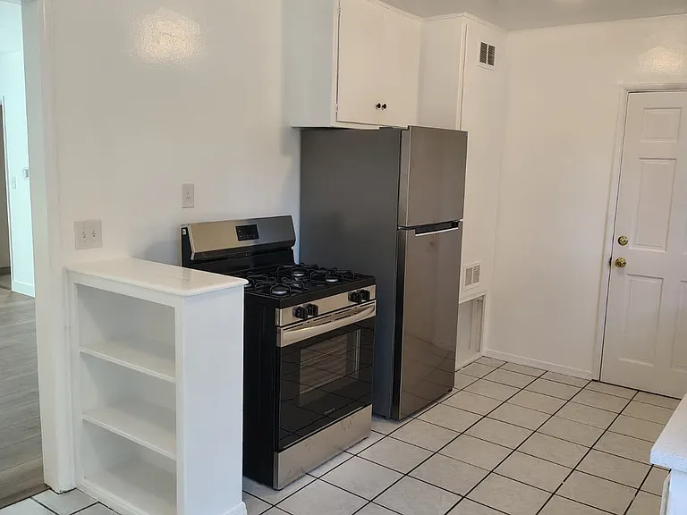 15531 Victory Blvd #B — Photo 7