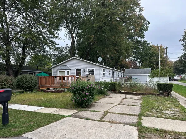 946 Robbins Dr, Algonac, MI 48001