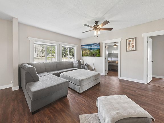 4th image of 403 Park St