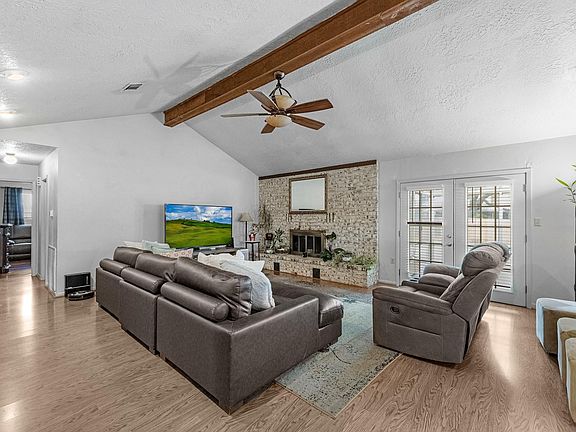 2nd image of 1505 Blake Dr