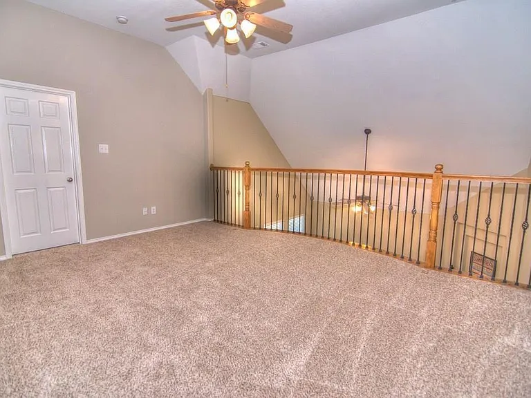 9400 Woodhurst Dr — Photo 14