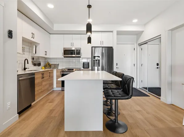 2469 Gateway Rd #302, Langford, BC V9B 6R7