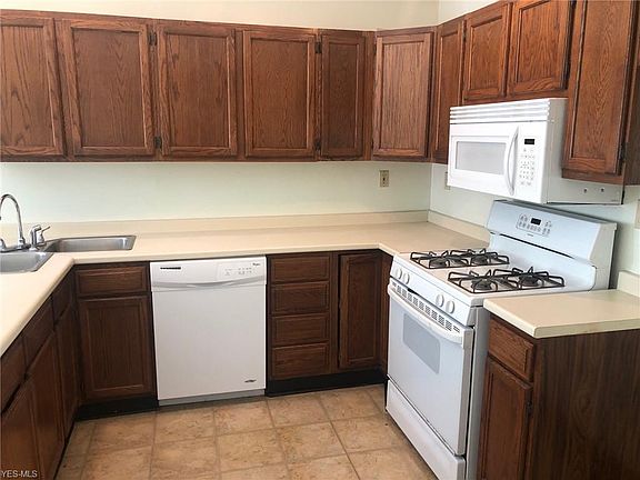 3rd image of 2851 Vincent St