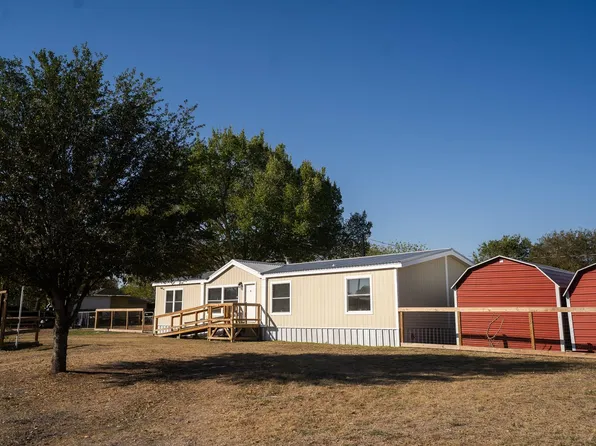 404 S Mill St, Flatonia, TX 78941