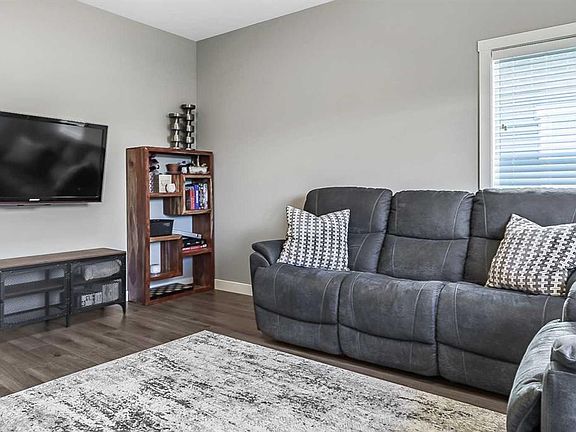 4th image of 652 W Skyview Ranch Grv NE