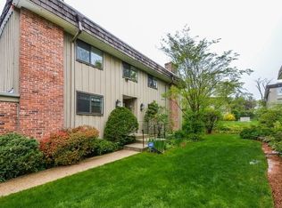 47 Ledgebrook Dr, Norwalk, CT 06854