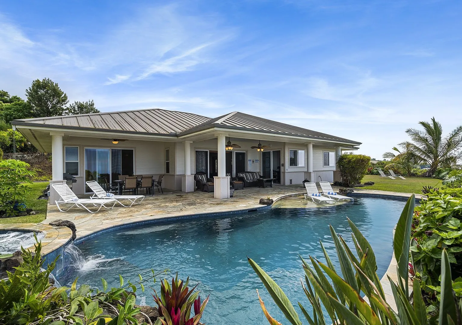 Luxurious Oceanview Getaway w/Private Pool & Spa and Serene Lanai - Piko Nani — Photo 3