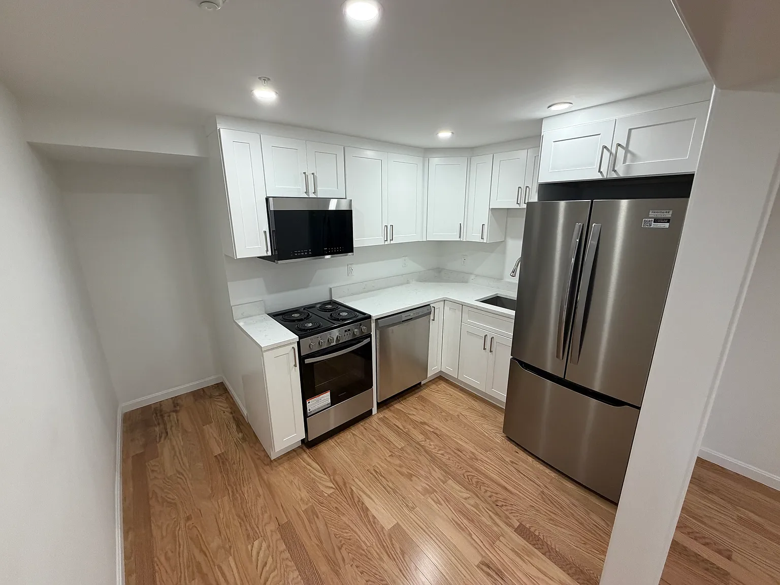 2 bed, 1000 sqft, $2,950 — Photo 1