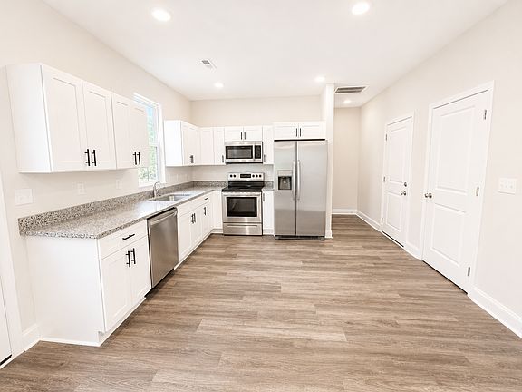3rd image of 523 Leland St