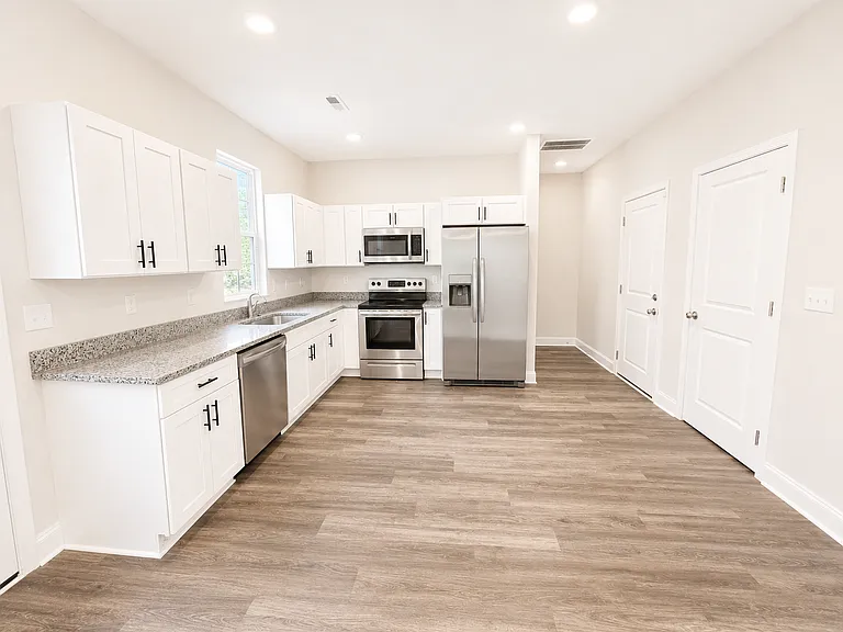 523 Leland St — Photo 3