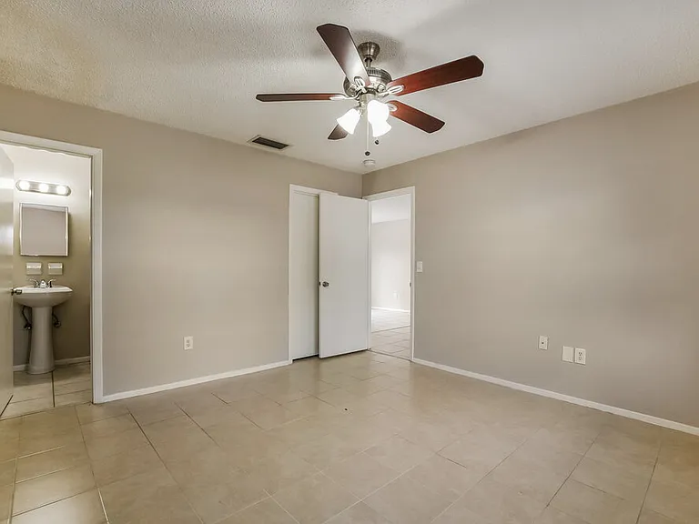 542 Salerno Dr — Photo 9