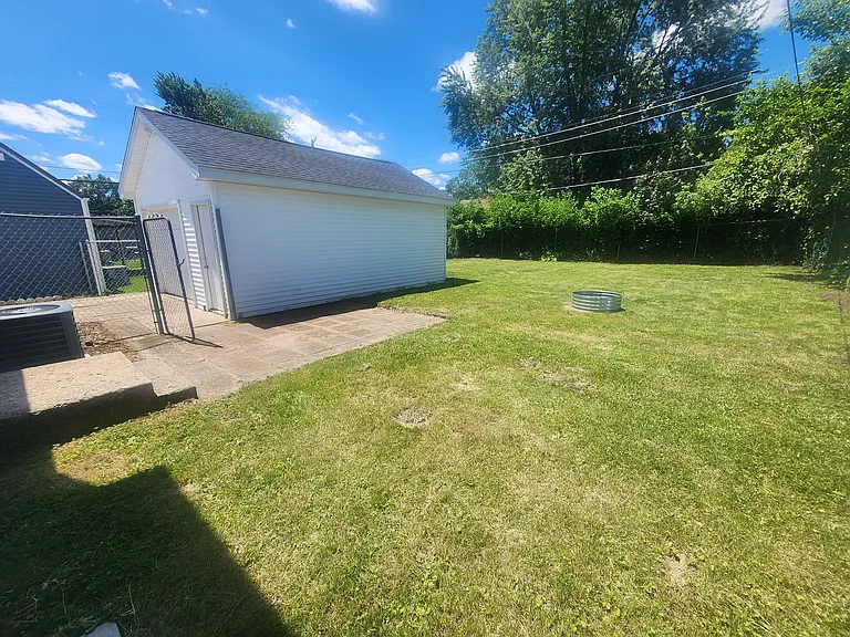 907 Greenview Ave — Photo 11