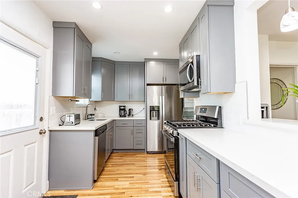 3 bed, 996 sqft, $4,100 — Photo 4