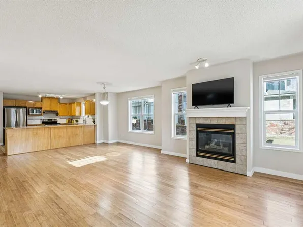 7171 NE Coach Hill Rd SW #704, Calgary, AB T3H 3R7