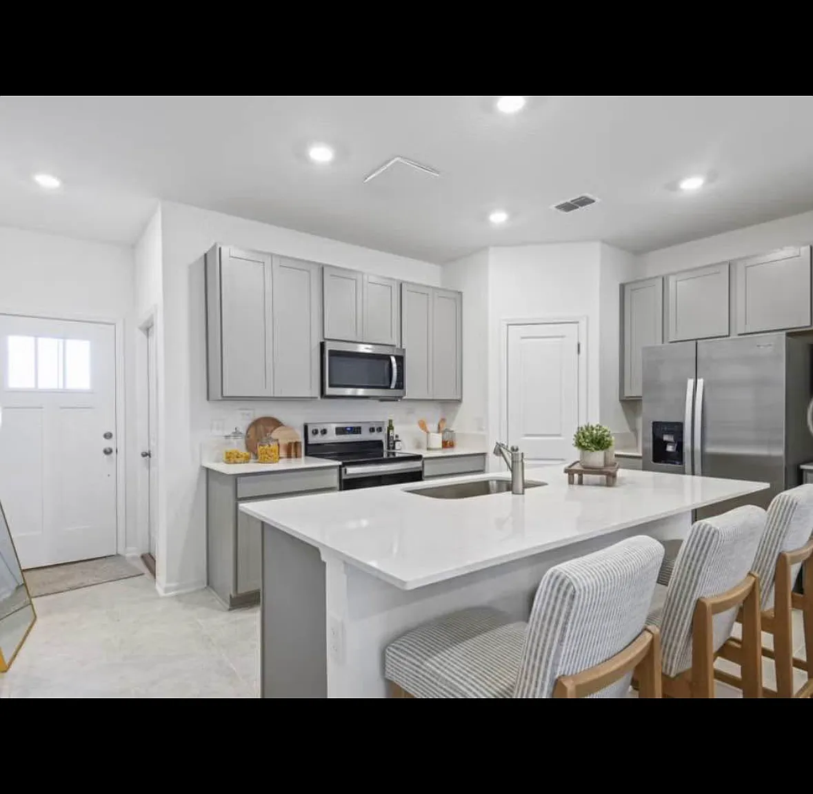 3 bed, 1433 sqft, $1,950 — Photo 1