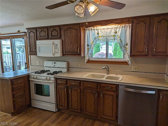 3rd image of 3944 Woodstock Dr