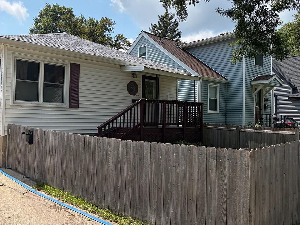 2745 Commercial Ave