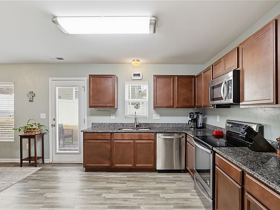 3rd image of 131 Colonial Walk