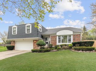 9 Newtown Ct E, Buffalo Grove, IL 60089