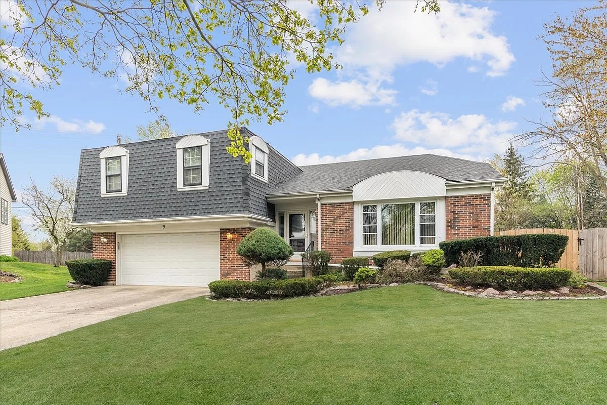 9 Newtown Ct E photo 1