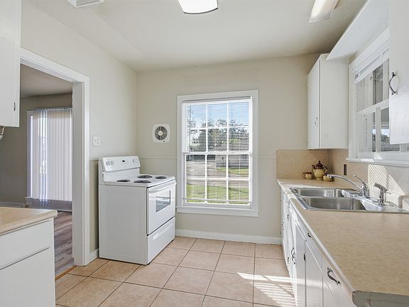 2nd image of 521 E Oak Ln