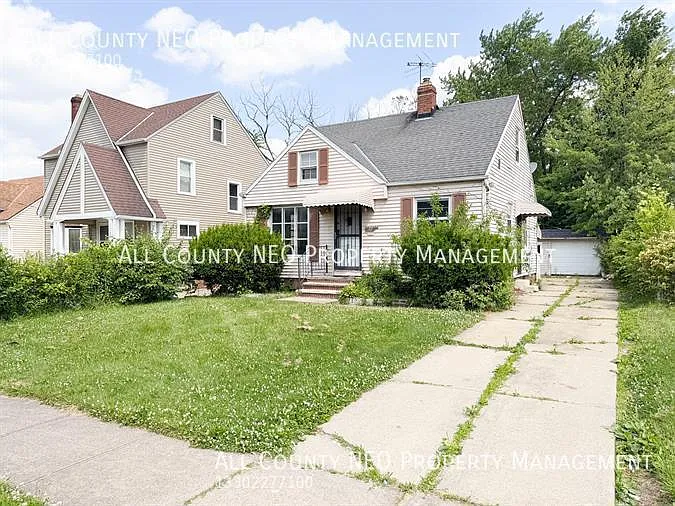 Spacious 3 Bedroom, 2 Bathroom Single Family Home with Basement Storage! — Photo 2