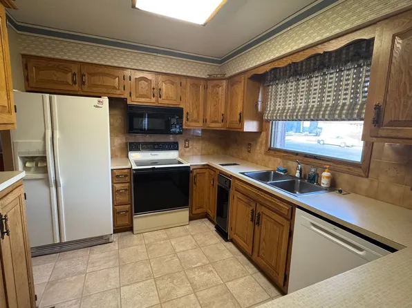 1046 N 29th St, Bismarck, ND 58501