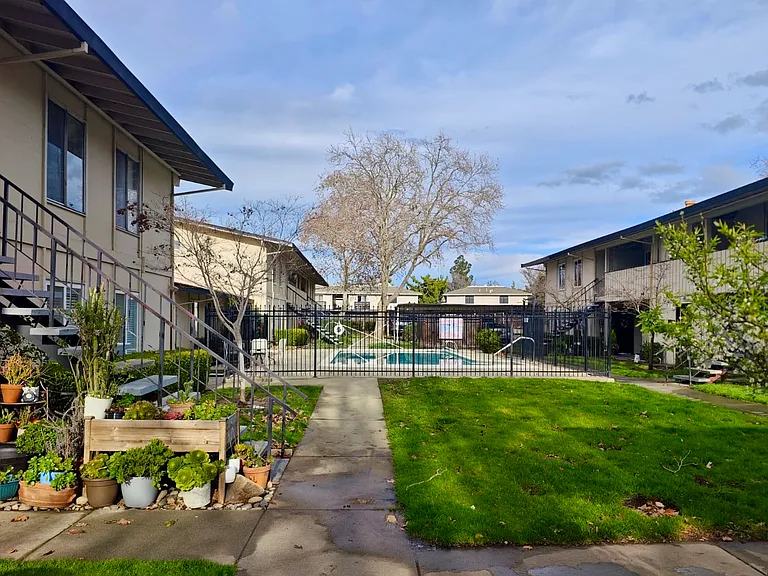 2525 Walters Way #4 — Photo 2